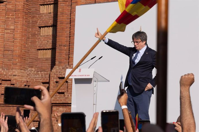 El expresidente de la Generalitat de Catalunya Carles Puigdemont llega a un acto de bienvenida organizado por entidades independentistas en el paseo Lluís Companys, a 8 de agosto de 2024, en Barcelona, Catalunya (España).