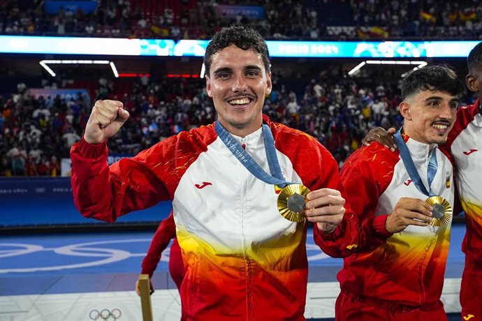 Sergio Camello of Spain celebrate the gold medal on the podium after Men's Gold Medal Match of the Football between France and Spain on Parc des Princes during the Paris 2024 Olympics Games on August 9, 2024 in Paris, France.