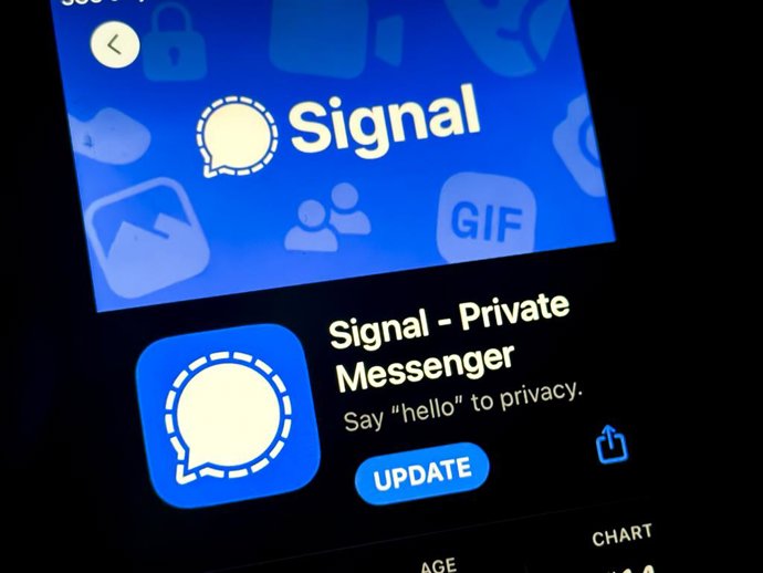 Archivo - June 24, 2024, Cupertino, California, United States of America: A user viewing the Signal Messenger app in the iOS Apple App Store. Signal Messenger LLC is an American non-profit organization that develops the Signal app, focused on privacy and 