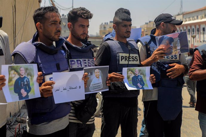 Periodistas palestinos protestan por los ataques de Israel contra periodistas en la Franja de Gaza