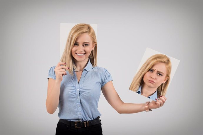 Archivo - Mujer joven cambiando de humor de estar feliz a enfadarse y enojarse