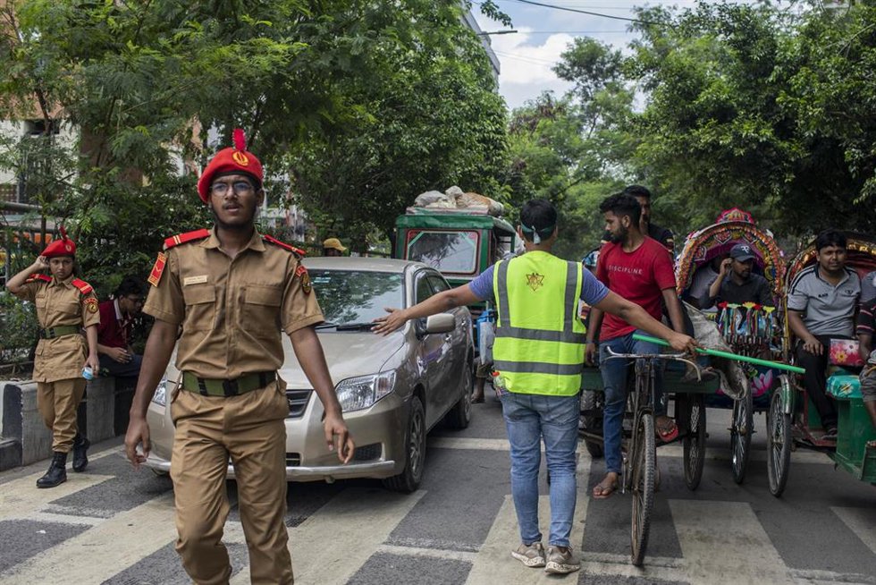 Estudiantes de Bangladesh ejercen como agentes de tráfico durante el proceso de transición en el pais