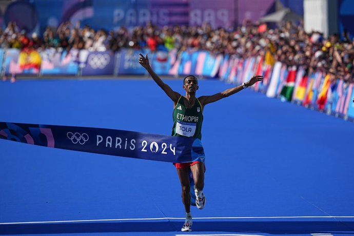 10 August 2024, France, Paris: Ethiopia's Tamirat Tola crosses the finish line of the men's marathon during the Paris 2024 Olympic Games. Photo: Michael Kappeler/dpa