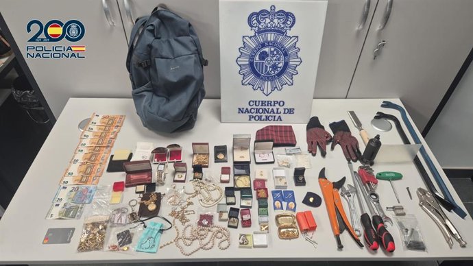 Efectos intervenidos a dos personas tras ser sorprendidas in fraganti robando en un domicilio de Cuenca