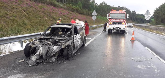 Vehículo calcinado en A Laracha (A Coruña).