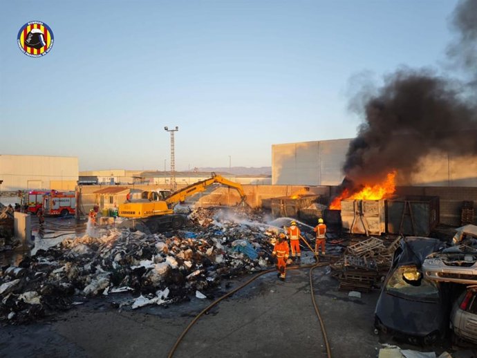 Incendio en el exterior de una nave en l'Olleria
