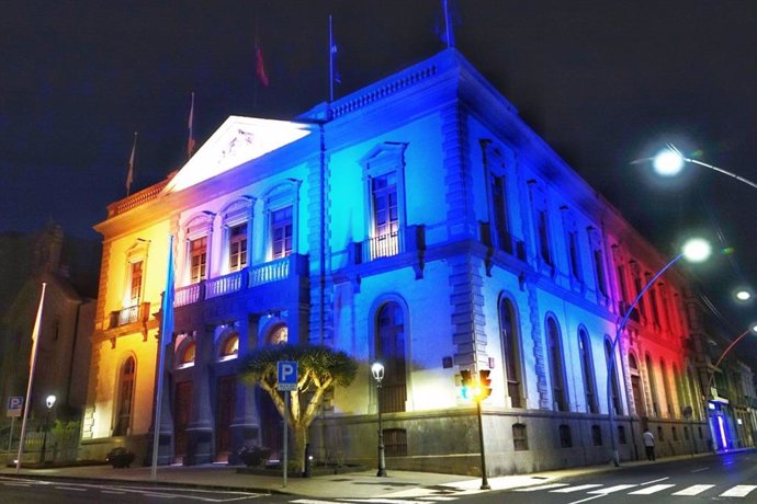 Santa Cruz ilumina la fachada del Ayuntamiento con los colores de la bandera de Venezuela