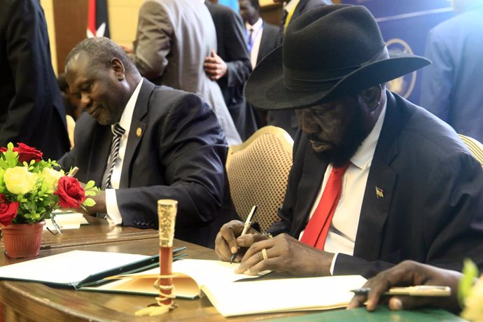 Archivo - KHARTOUM, Aug. 5, 2018  South Sudanese President Salva Kiir (R) and major opposition leader Riek Machar sign on the final deal on power-sharing and security arrangements between South Sudan's conflicting parties, in Khartoum, capital of Sudan, A