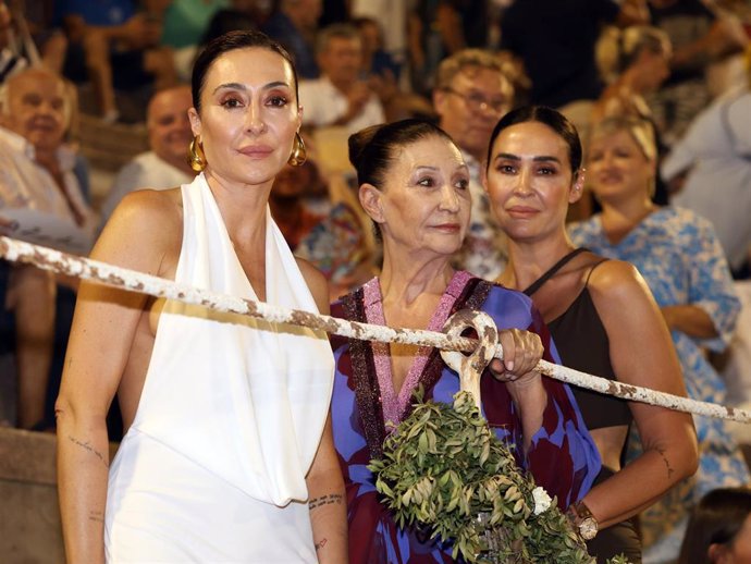 Vicky Martín Berrocal, Victoria Martín Serrano y Rocío Martín Berrical asisten a la corrida de toros zapatista