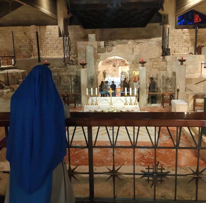 Una religiosa reza en la Basilica de la Anunciación, en Nazaret (Israel)