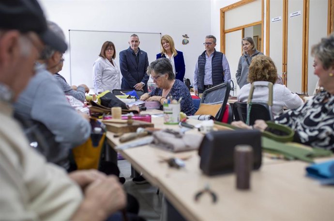 Archivo - La alcaldesa de Huelval, Pilar Miranda, en una visita del programa 'Cultura de Barrios' del Área de Participación Ciudadana del Ayuntamiento de Huelva.
