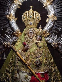 La Virgen de la Cabeza vestida para su Fiesta de la Aparición