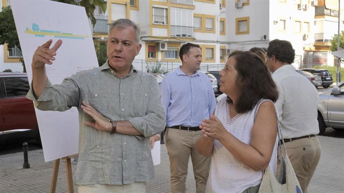 El alcalde de Sevilla, José Luis Sanz, visita las obras de repavimentación que se están acometiendo en la calle Fedra.