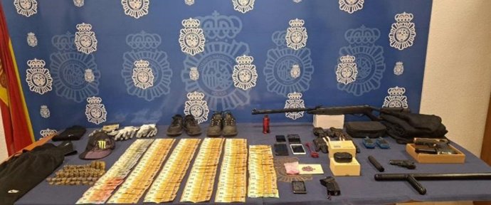 Dinero y objetos intervenidos en una operación policial