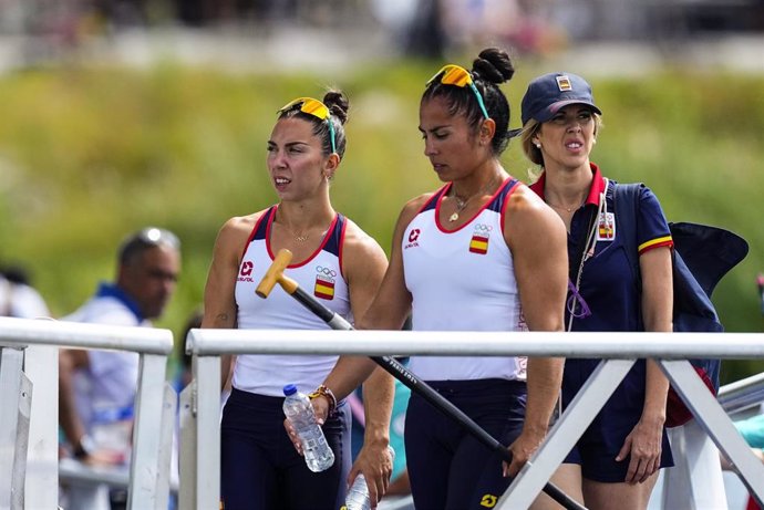 Las palistas españoles Antía Jácome y María Corbera en el Estadio Náutico de Vaires-sur-Marne tras participar en la final del C2 500 este viernes en los Juegos de Paris 2024. 