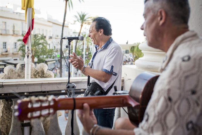 Morenito de Íllora canta en el balcón del Ayuntamiento de Cádiz dentro del Festival Patrimonio Flamenco de Cádiz