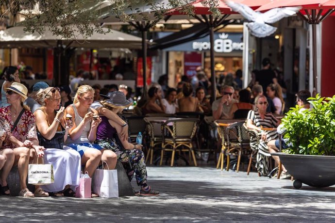 Archivo - Unas chicas comen helado, en Palma, Mallorca, Baleares (España). Archivo.