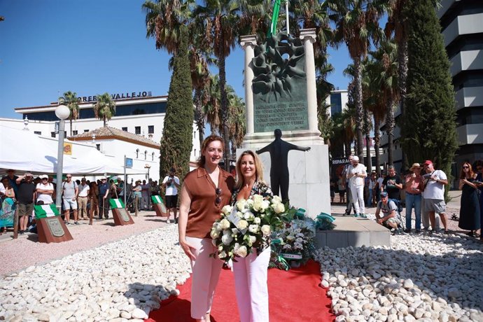 La diputada Manuela Cabello y la vicepresidenta de la Diputación Ana Isabel Jiménez, este sábado en la ofrenda floral ante el monumento a Blas Infante en el 88 aniversario de su fusilamiento.