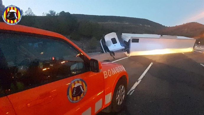 Dos heridos en un accidente entre un camión y un coche en la A-7 en Canals