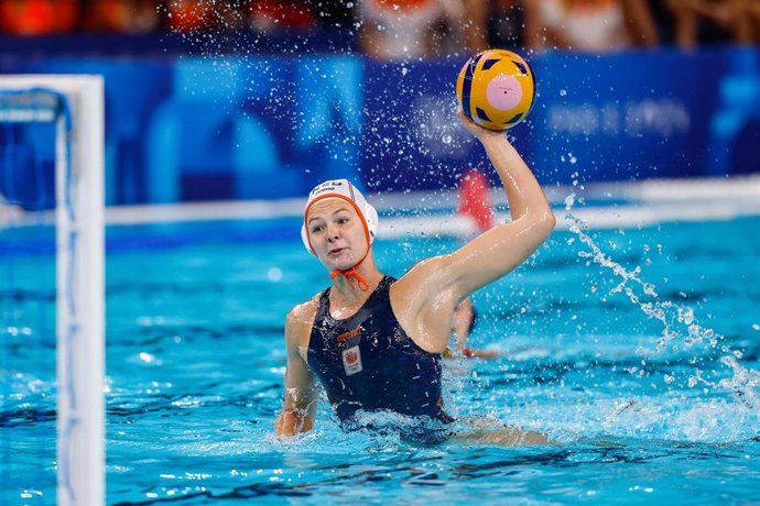 Bente Rogge of Netherlands in action during Women's Semifinal of the Water Polo between Netherlands and Spain on Paris La Defense Arena during the Paris 2024 Olympics Games on August 8, 2024 in Paris, France.