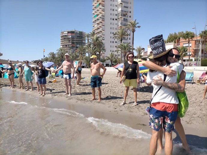 Imagen del 'abrazo' al Mar Menor