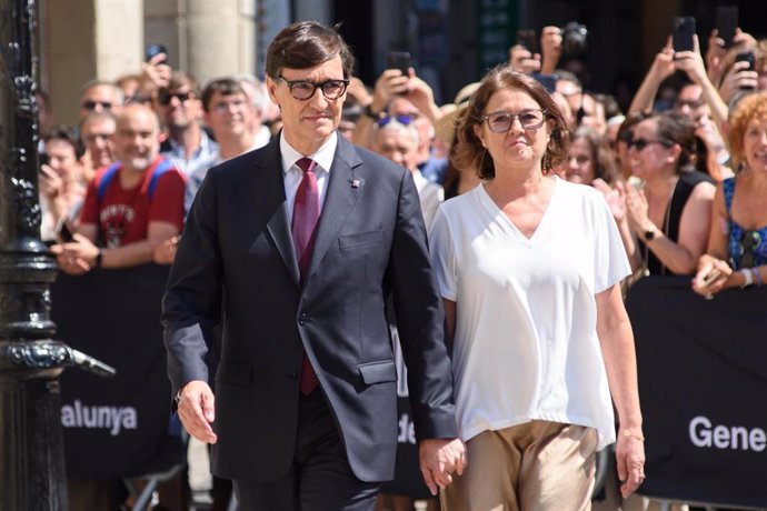 El nuevo president de la Generalitat de Cataluña, Salvador Illa, junto a su mujer, Marta Estruch, a su llegada a la toma de posesión como president de la Generalitat.