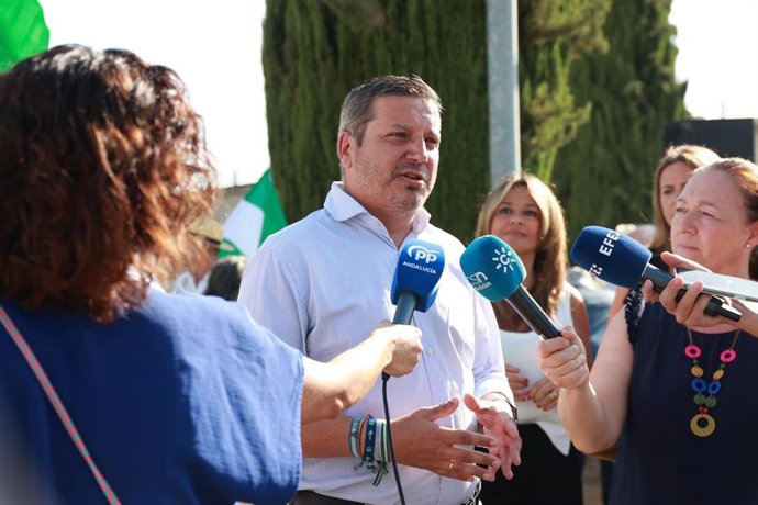 El vicesecretario de Organización del PP de Andalucía, Alejandro Romero, este sábado en declaraciones a los medios durante su asistencia al acto de homenaje a Blas Infante en el 88 aniversario de su fusilamiento.