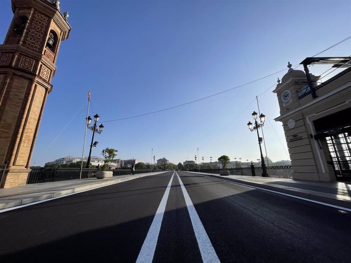 El puente de Triana reasfaltado.