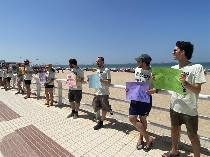 Los jóvenes ecologistas realizan una cadena humana para denunciar los impactos de la turistificación.