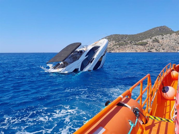 Un yate se está hundiendo en Camp de Mar