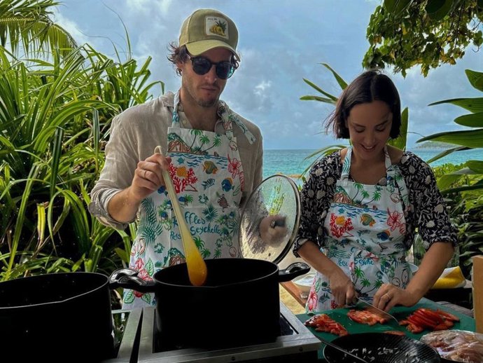 Tamara Falcó e Iñigo Onieva muestran su lado más natural y divertido cocinando en Las Seychelles