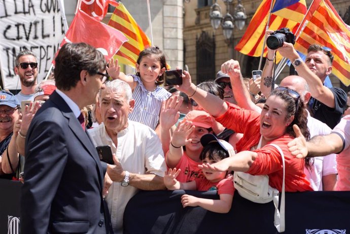 El nuevo president de la Generalitat de Cataluña, Salvador Ila, a su salida de la toma de posesión como president de la Generalitat, en la plaza de Sant Jaume.