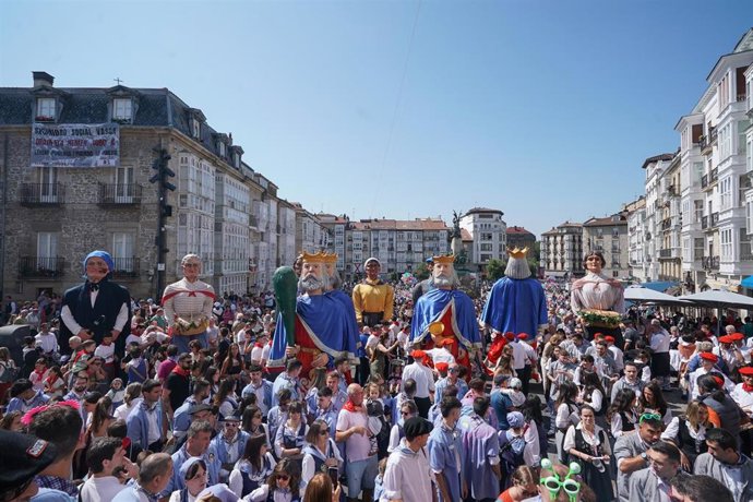 Gigantes y cabezudos durante la ofrenda floral de las Blusas y Neskas a la Virgen Blanca en las fiestas de La Blanca, a 5 de agosto de 2024, en Vitoria-Gasteiz. 