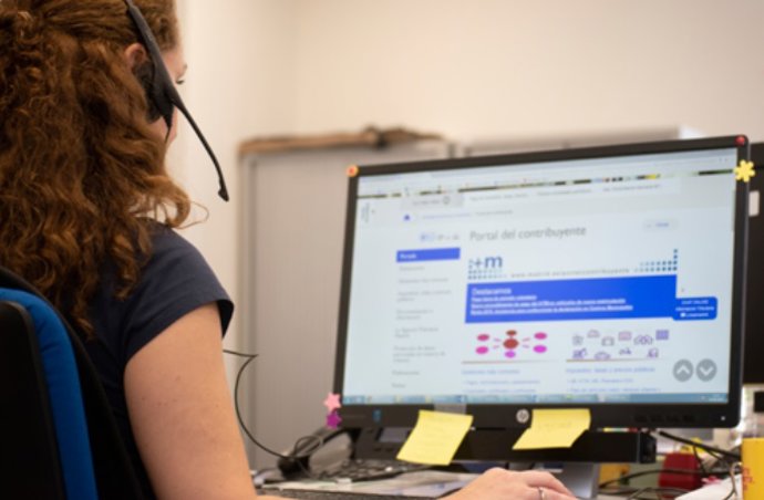 Archivo - Hombre de 50 años y funcionario, perfil del trabajador del Ayuntamiento, que suma 26.765 efectivos