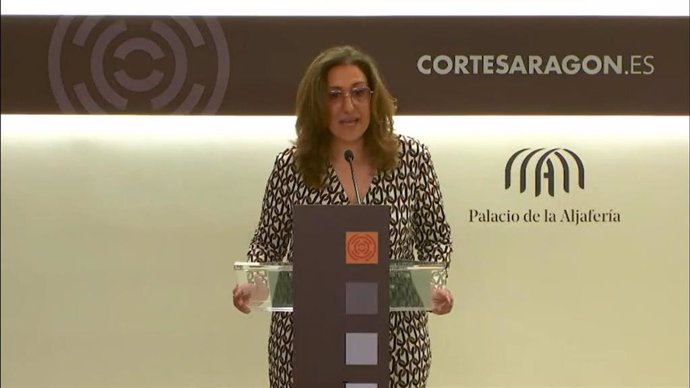 La diputada de Aragón-Teruel Existe, Pilar Buj, en una rueda de prensa  en las Cortes