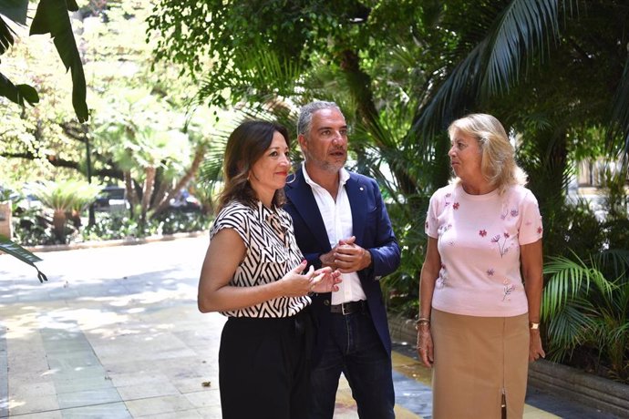 El vicesecretario de coordinación Autonómica, Municipal y Análisis Electoral del PP, Elías Bendodo; la presidenta provincial del PP, Patricia Navarro, y la presidenta local y alcaldesa del municipio de Marbella, Ángeles Muñoz, en un acto en Marbella