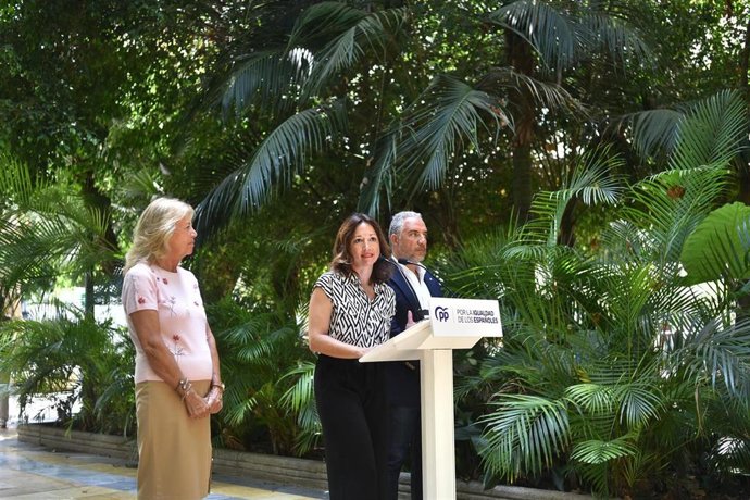 La presidenta del PP de Málaga, Patricia Navarro, en un acto en Marbella junto con el vicesecretario de Coordinación Autonómica y Local y Análisis Electoral del PP, Elías Bendodo, y la alcaldesa de la localidad, Ángeles Muñoz.