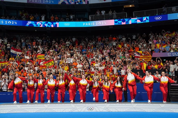 La selección española de waterpolo femenino con la medalla de oro de los Juegos Olímpicos de Paris 2024, en la celebración en el podio en La Défense Arena de París