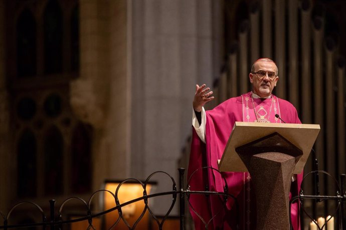 Archivo - El patriarca latino de Jerusalén y cardenal, Pierbattista Pizzaballa, y el cardenal arzobispo de Barcelona, Juan José Omella, concelebran una misa por la paz, en la Sagrada Familia, a 18 de febrero de 2024, en Barcelona, Catalunya (España).