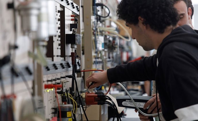 Nvestigadores, en uno de los laboratorios de la UPNA