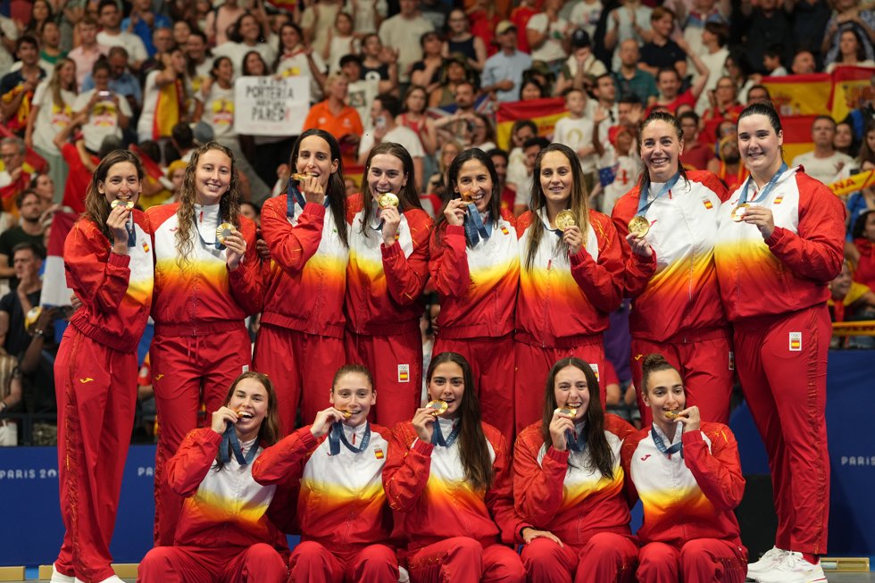 La selección española de waterpolo femenino con la medalla de oro de los Juegos Olímpicos de Paris 2024, en la celebración en el podio en La Défense Arena de París