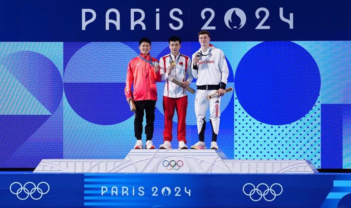 Noah Williams, Cao Yuan y Rikuto Tamai en el podio de Paris 2024 de la plataforma de 10 metros