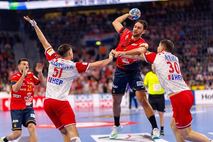 Archivo - Ian Tarrafeta durante un partido con la selección española de balonmano