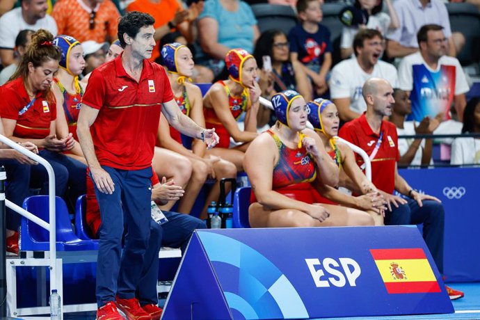 Miki Oca, head coach of Spain, gestures Formarion of Spain pose during Women's Semifinal of the Water Polo between Netherlands and Spain on Paris La Defense Arena during the Paris 2024 Olympics Games on August 8, 2024 in Paris, France.