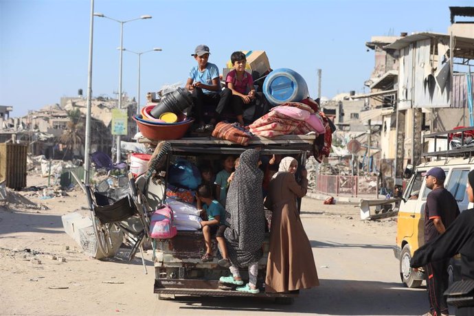 Civiles palestinos abandonan Jan Yunis, por una nueva orden de evacuación forzada emitida por Israel