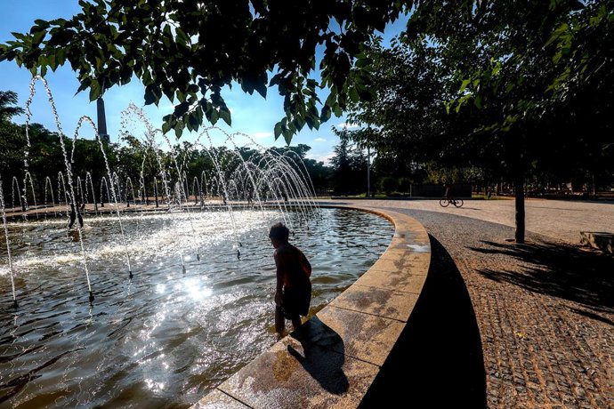 Un niño se refresca en una fuente durante la tercera ola de calor en Madrid, en el parque Madrid Río, a 3 de agosto de 2024, en Madrid (España). La Comunidad de Madrid mantiene activado el nivel dos de Alto Riesgo por altas temperaturas ante la previsió