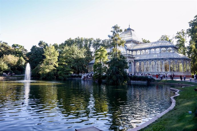 Archivo - Vista del palacio de cristal en el parque del Retiro, a 4 de septiembre de 2022, en Madrid (España).