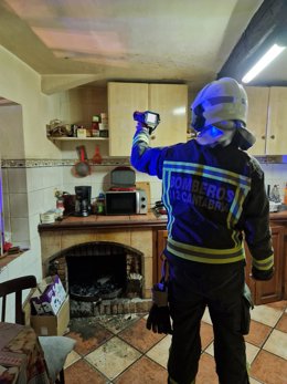 Bomberos extinguen el incendio en el tiro de una chimenea en una vivienda en Camaleño