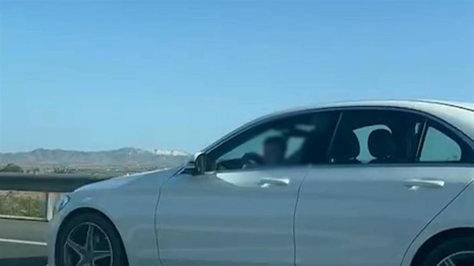 Guardia Civil investiga a un conductor que conducía por la RM-2 con un menor de corta edad en su regazo