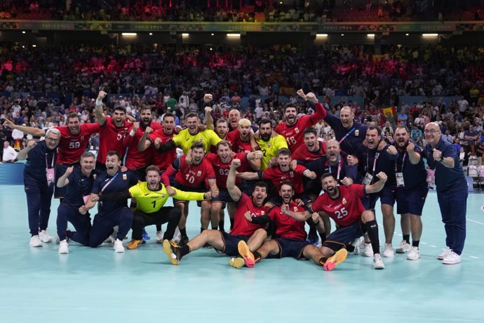 Los Hispanos celebran la medalla de bronce ganada contra Eslovenia en los Juegos Olímpicos de Paris 2024